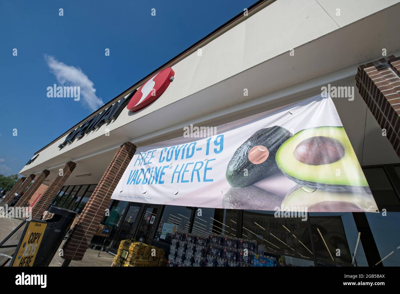 STATI UNITI - 080221: Con l'arrivo della nuova variante del Delta COVID e l'impatto dei non vaccinati a tassi allarmanti Safeway a Leesburg ha un grande sig Foto Stock