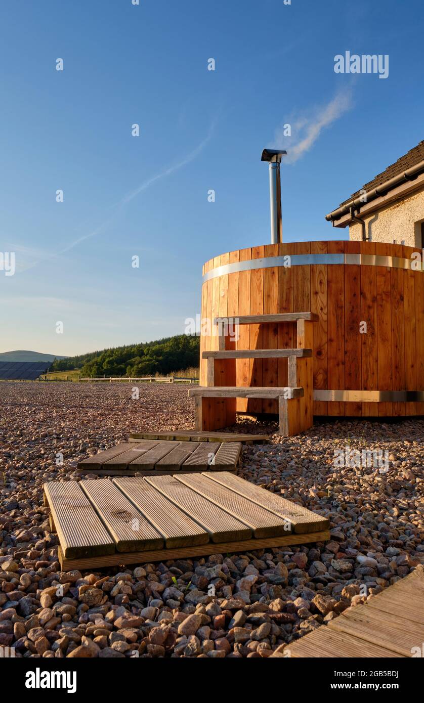 Vasca idromassaggio presso Lochan Lodge, Cromdale, Grantown-on-Spey, Speyside, Scozia Foto Stock