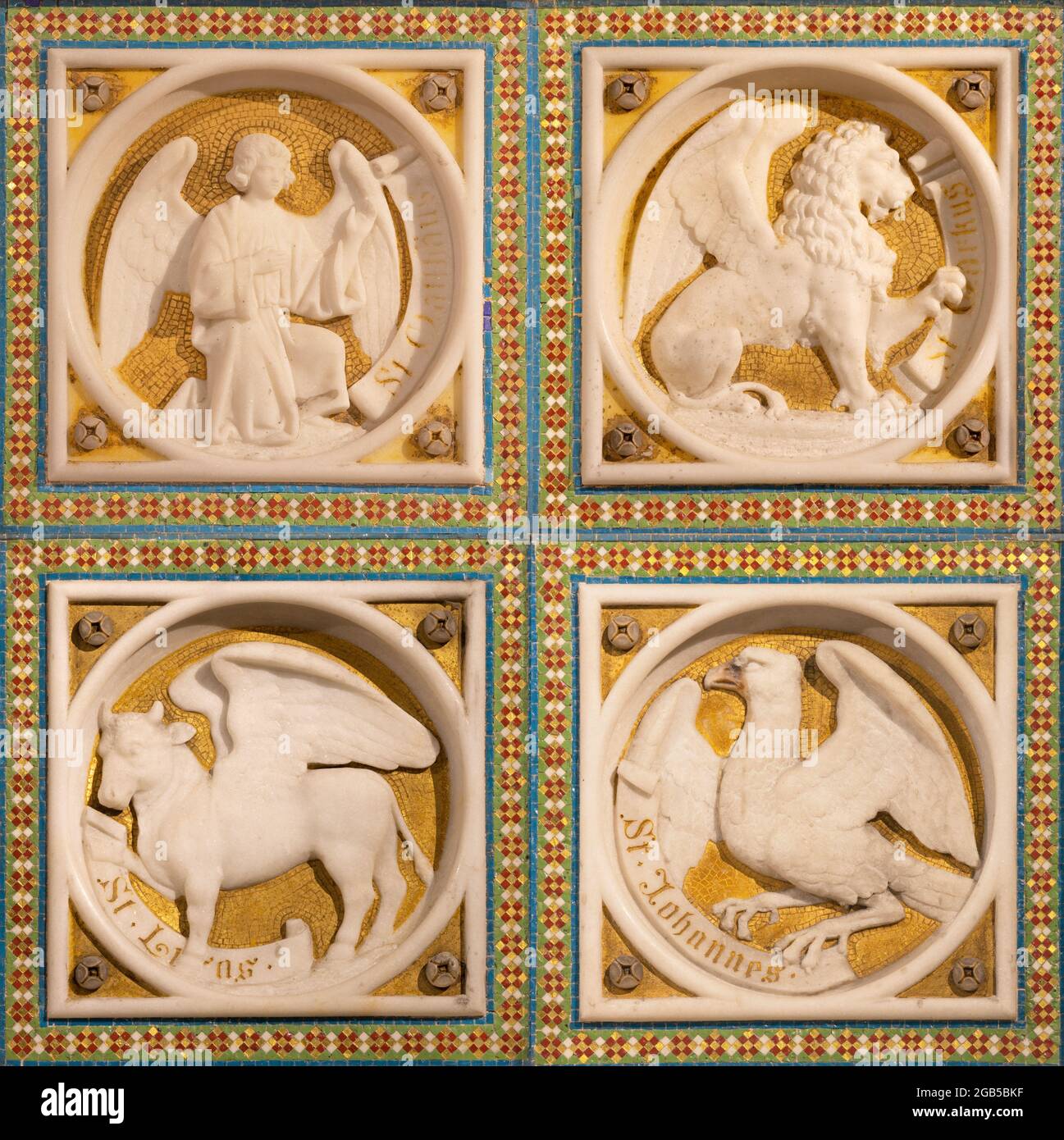 VIENNA, AUSTIRA - GIUNI 24, 2021: Sollievo di quattro Evangelisti sul sidaltar della cattedrale di Votivkirche dal 19. Sec. Foto Stock