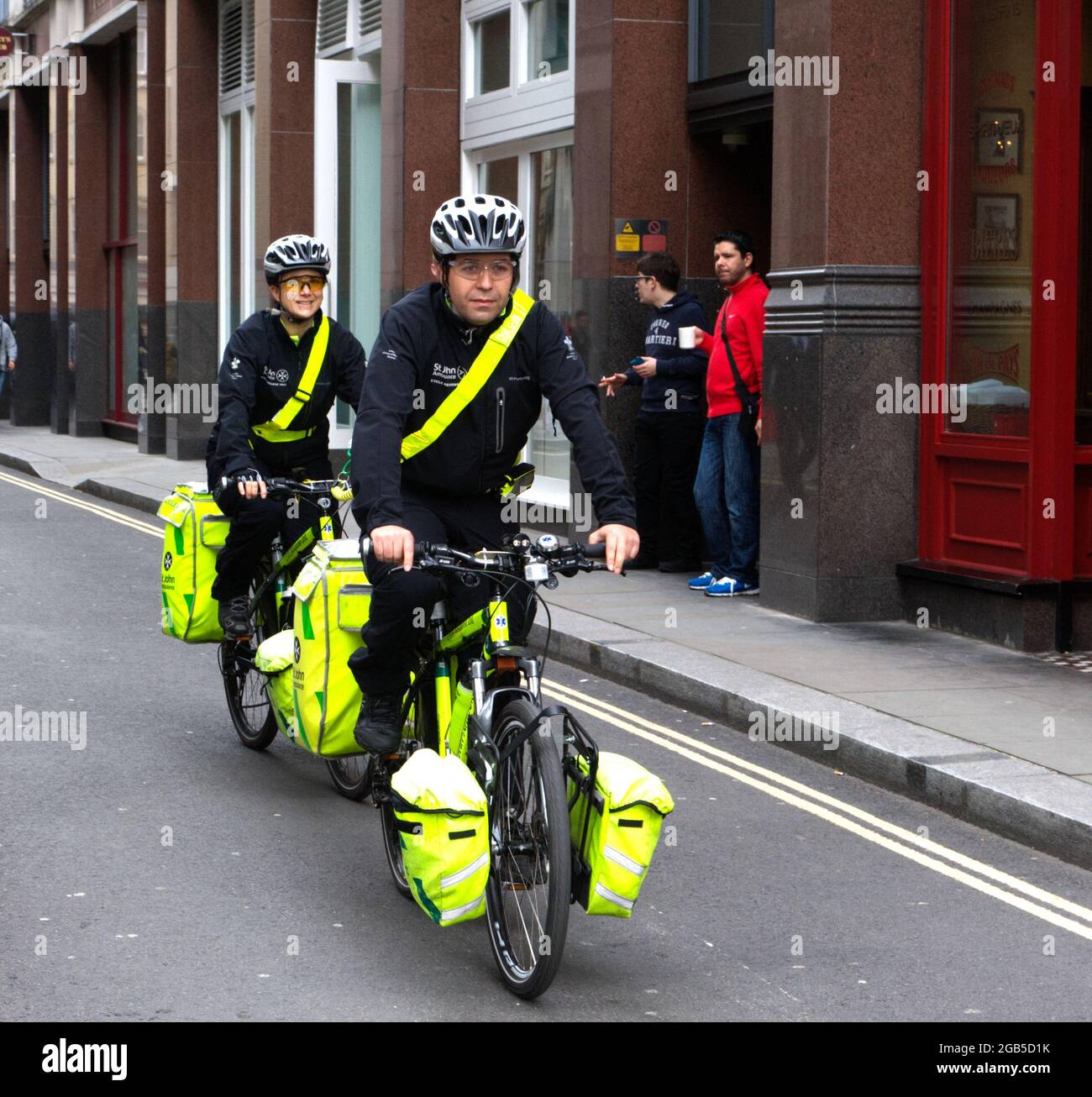 Biciclette di risposta paramedica St John Ambulance. © Foto di Richard Walker Foto Stock