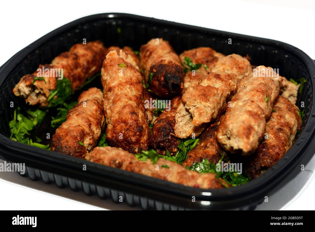 Cucina araba tradizionale cibo di manzo Kofta e carbone kebab alla griglia con prezzemolo verde su di esso, orientale grigliato cibo alla griglia Foto Stock