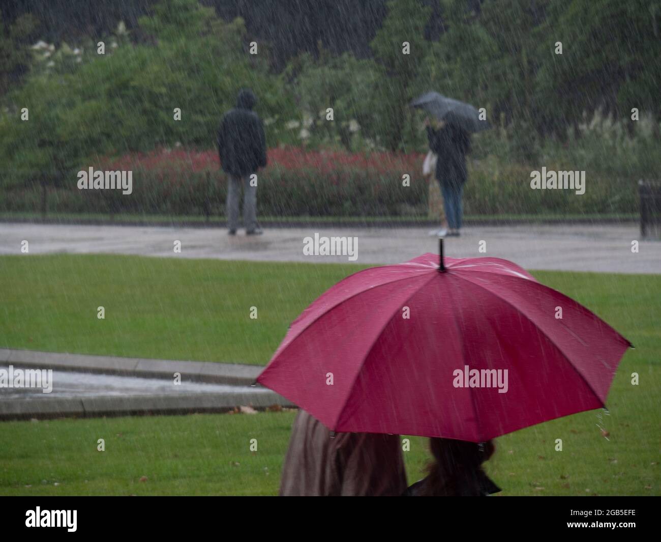 persone sotto la pioggia Foto Stock
