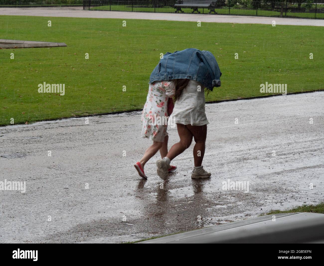 persone sotto la pioggia Foto Stock