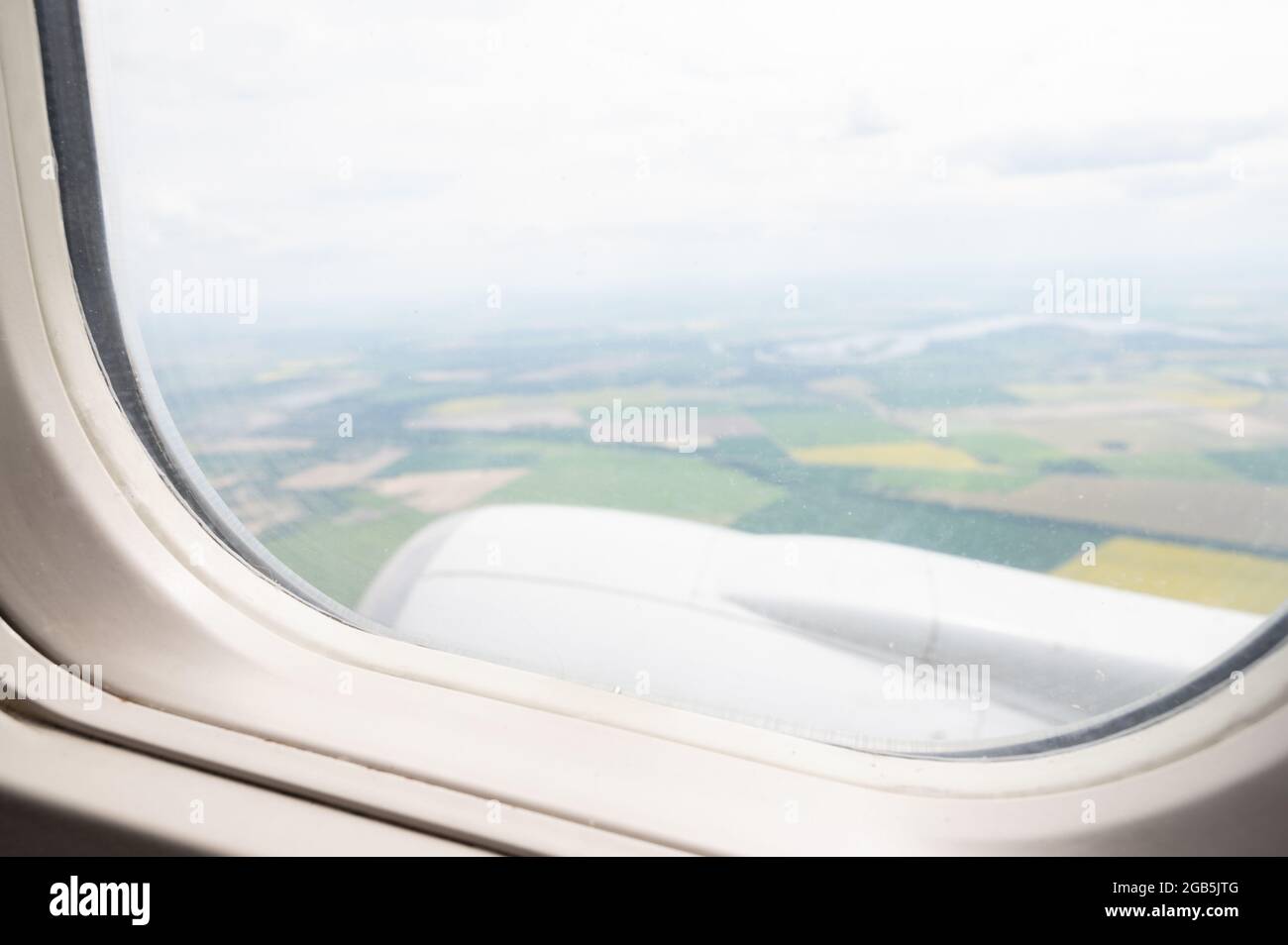 Vista della finestra dall'interno dell'aeromobile. Foto Stock
