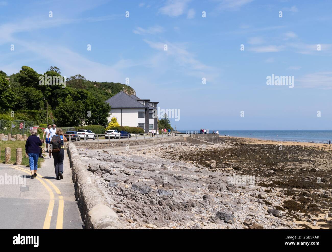 Anglesey Coastal Path - persone che camminano lungo il Wales Coast Path; esempio di staycation, a Red Wharf Bay, Anglesey, Wales UK Foto Stock