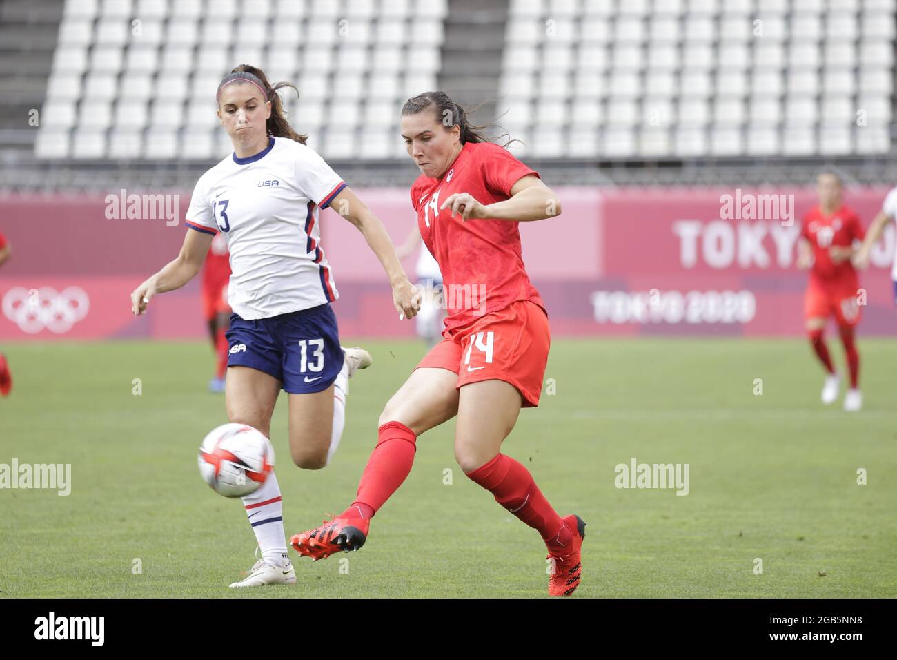 Tokyo, Giappone. 02 agosto 2021. Alex MORGAN (USA) Vanessa GILLES (CAN) durante i Giochi Olimpici Tokyo 2020, Semifinale delle Donne di Calcio tra Stati Uniti e Canada il 2 agosto 2021 allo Stadio Ibaraki Kashima a Kashima, Giappone - Photo Photo Photo Kishimoto/DPPI Credit: Independent Photo Agency/Alamy Live News Foto Stock