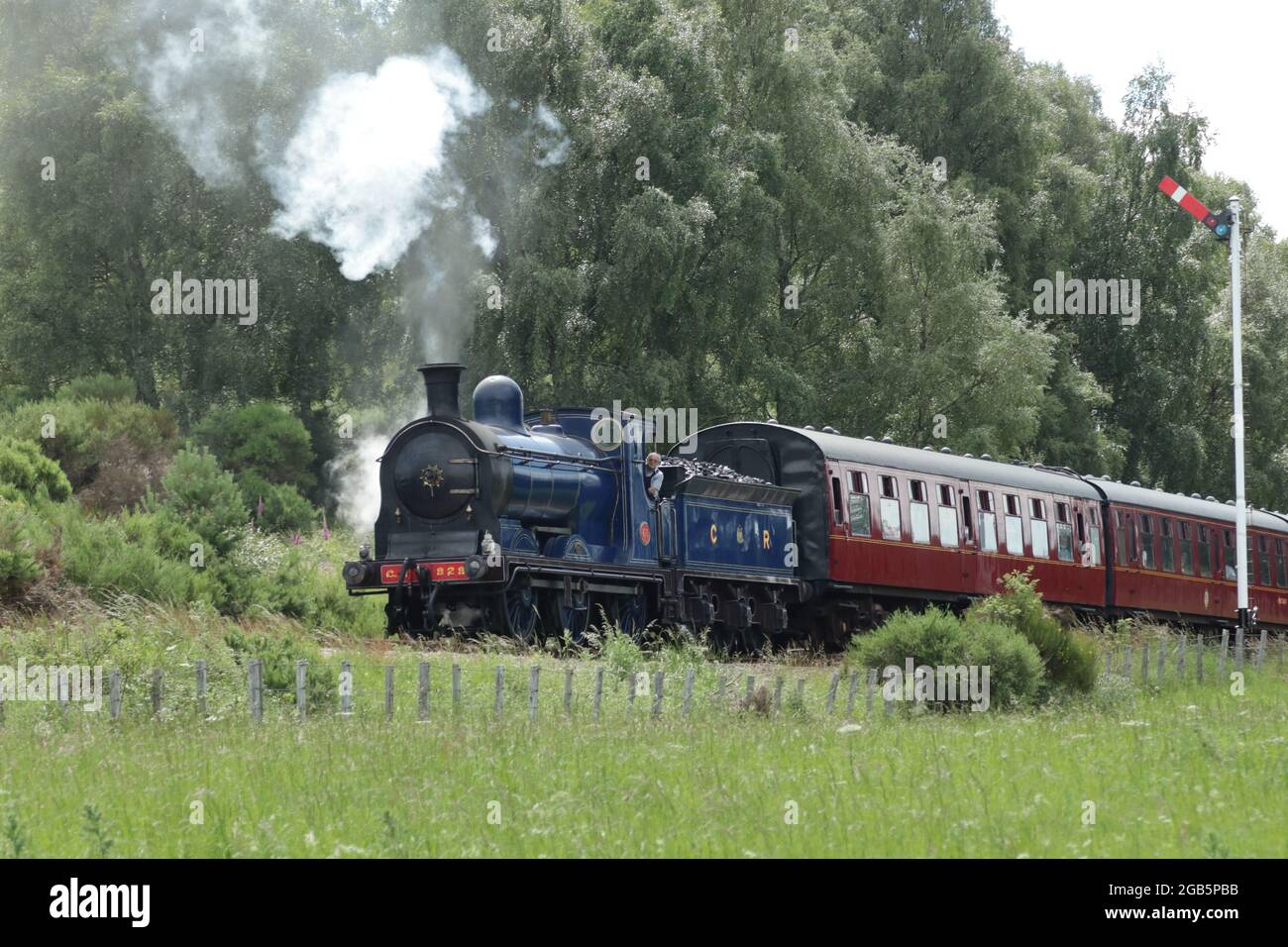 Locomotiva a vapore blu che attraversa la campagna sulla ferrovia di Strathspey Foto Stock