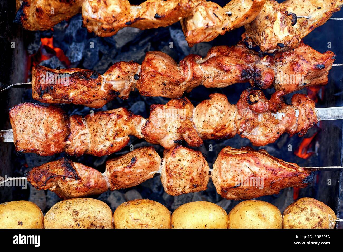 Delizioso e appetitoso pezzo di carne fritto sul fuoco in un picnic Foto Stock