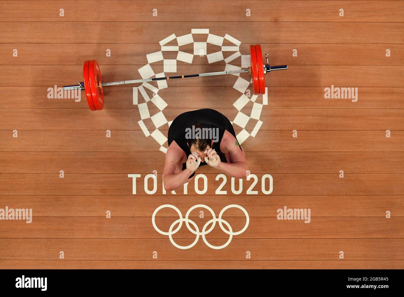 Tokyo, Giappone. 2 agosto 2021. Laurel Hubbard della Nuova Zelanda reagisce durante la finale di 87kg delle donne di sollevamento pesi ai Giochi Olimpici di Tokyo 2020 a Tokyo, Giappone, 2 agosto 2021. Credit: Xu Zijian/Xinhua/Alamy Live News Foto Stock