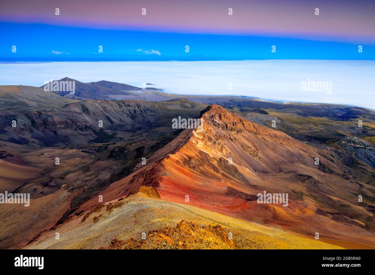 Geografia / viaggio, Bolivia, Sud Lipez, tramonto vista di Tunupa (5321 m) vulcano piste colorate, DIRITTI AGGIUNTIVI-CLEARANCE-INFO-NON-DISPONIBILE Foto Stock