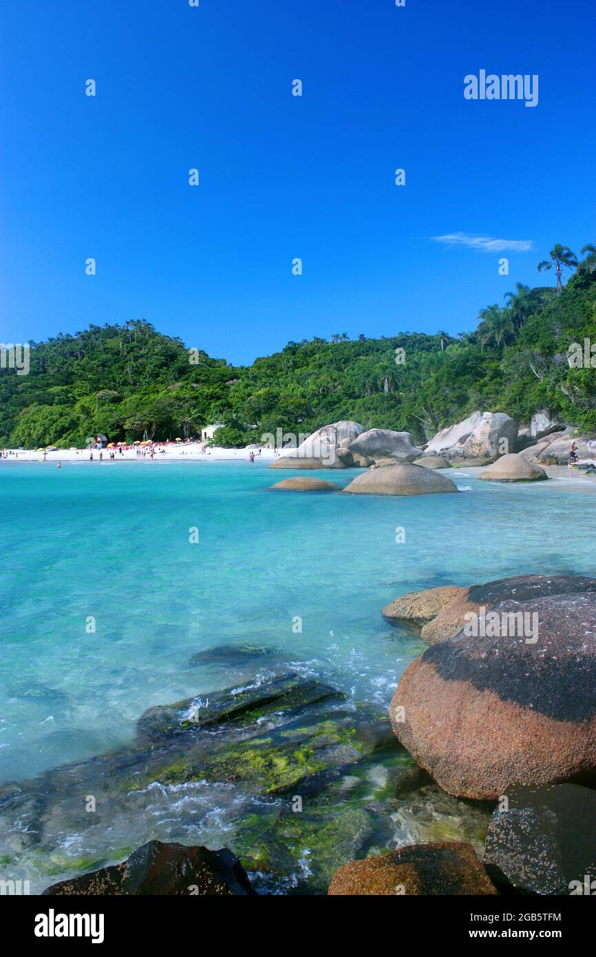 ILHA DO CAMPECHE, FLORIANOPOLIS, SANTA CATARINA, BRASILE - 23 MARZO 2012: Bella vista su una spiaggia principale dell'isola di Campeche. Foto Stock