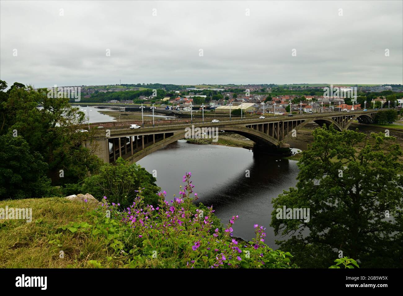 Una vista dei ponti che attraversano il fiume Tweed nella città di Northumberland di Berwick upon Tweed Foto Stock