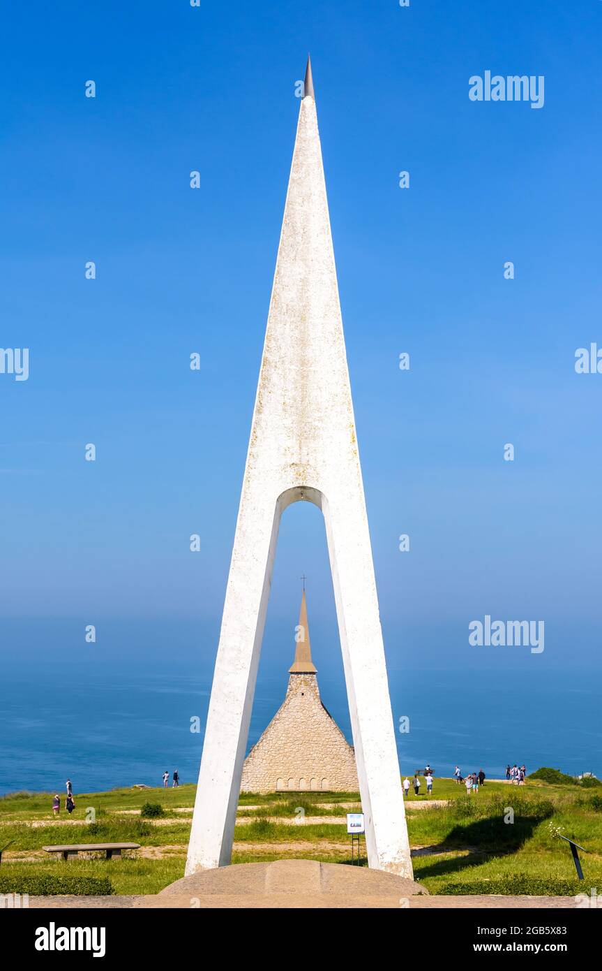 Il monumento agli aviatori francesi Nungesser e Coli a Etretat, Francia, è stato costruito nel 1962 in linea con la cappella di Notre-Dame de la Garde. Foto Stock