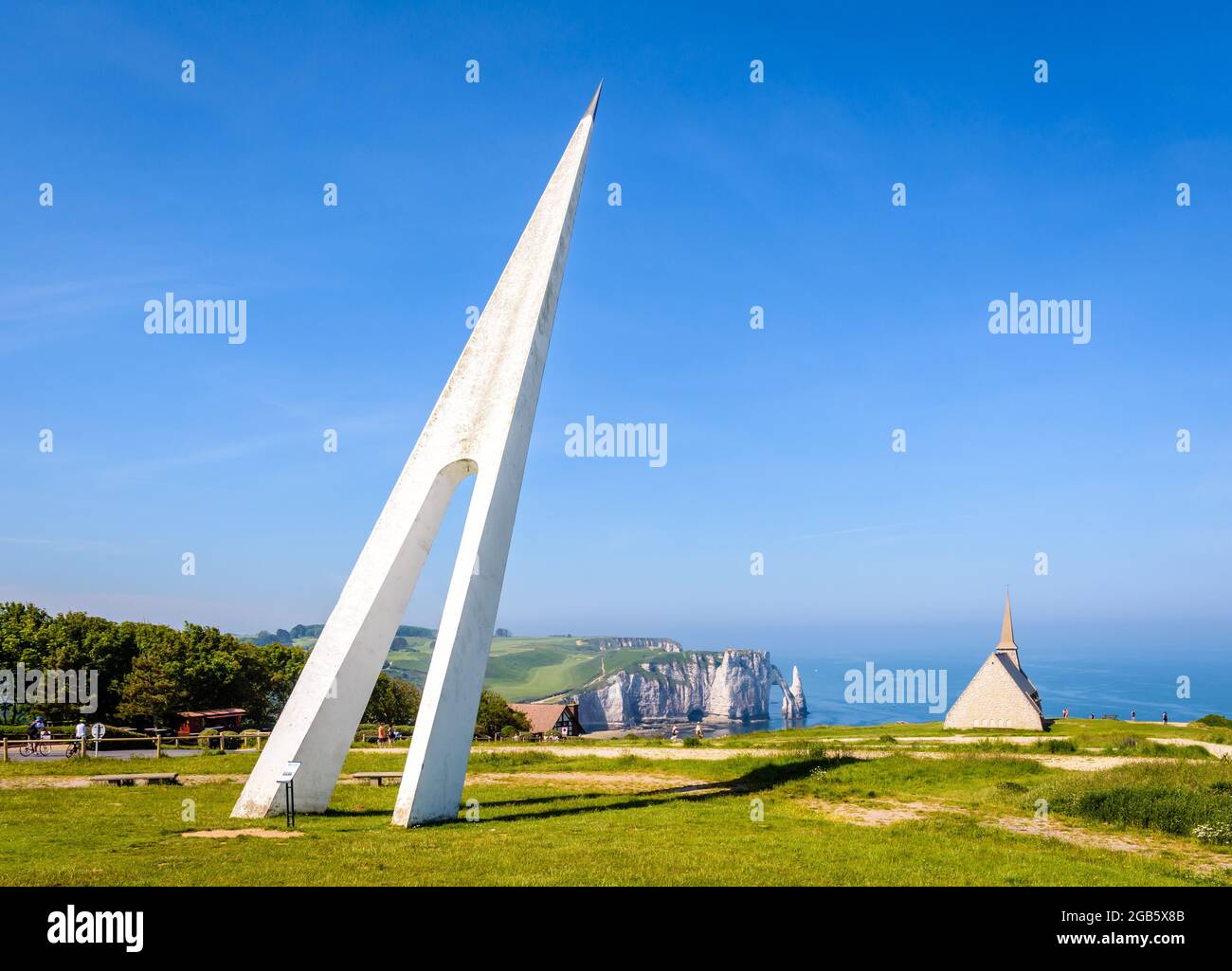 Il monumento agli aviatori francesi Nungesser e Coli a Etretat, Francia, si affaccia sulla cappella di Notre-Dame de la Garde, l'ago e l'arco. Foto Stock