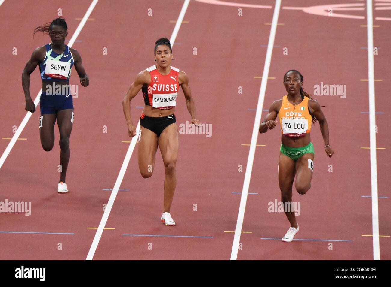 Aminatou Seyni (NIG), Munjiga Kambundji (sui), Marie-Josee Ta Lou (CIV) gareggiano sulla semifinale femminile di 200 m durante i Giochi Olimpici Tokyo 2020, Atletica, il 2 agosto 2021 allo Stadio Olimpico di Tokyo, Giappone - Foto Yoann Cambefort / Marti Media / DPPI Foto Stock