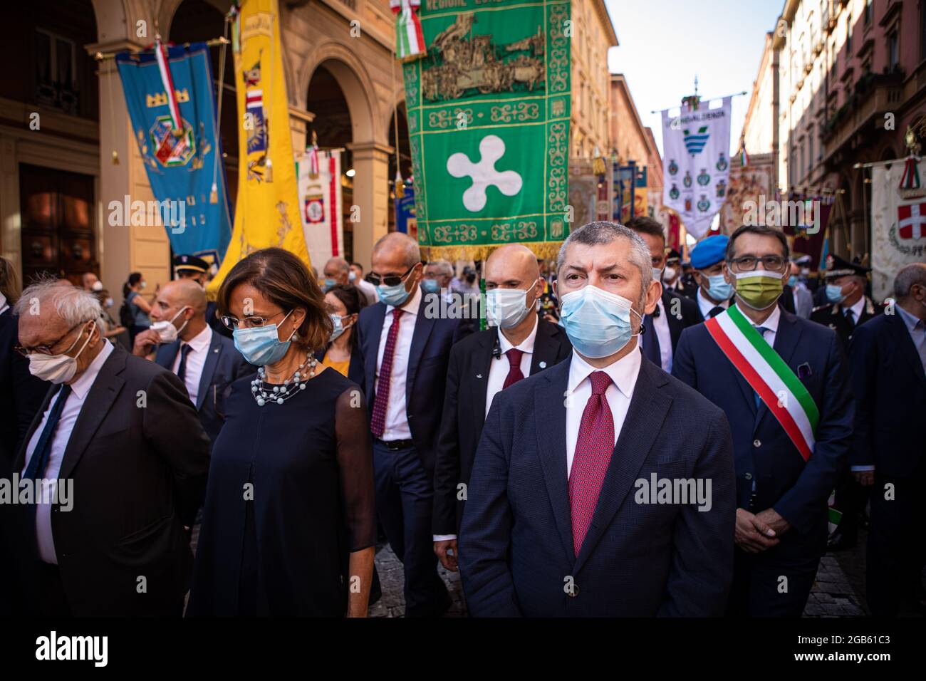 Bologna, ITALIA. 2 agosto 2021. 41° anniversario della cerimonia di commemorazione dei bombardamenti della stazione ferroviaria del 2 agosto 1980. Il Ministro della Giustizia Marta Cartabia (L) era presente alla marcia tradizionale, segnando 41 anni dal massacro alla stazione ferroviaria, che ha ucciso 85 persone e ferito oltre 200 persone. Credit: Massimiliano Donati/Alamy Live News Foto Stock