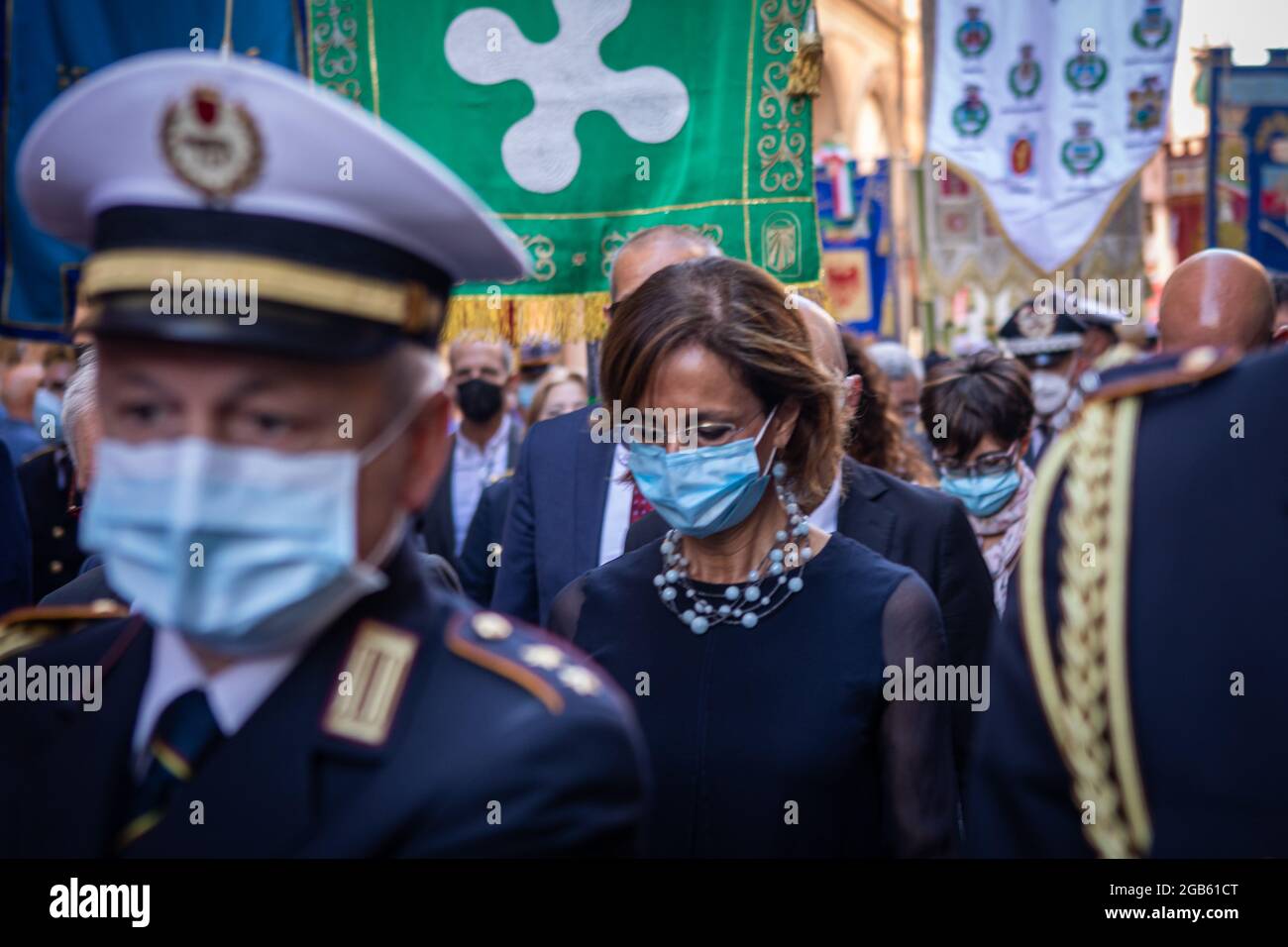 Bologna, ITALIA. 2 agosto 2021. 41° anniversario della cerimonia di commemorazione dei bombardamenti della stazione ferroviaria del 2 agosto 1980. Il Ministro della Giustizia Marta Cartabia (L) era presente alla marcia tradizionale, segnando 41 anni dal massacro alla stazione ferroviaria, che ha ucciso 85 persone e ferito oltre 200 persone. Credit: Massimiliano Donati/Alamy Live News Foto Stock