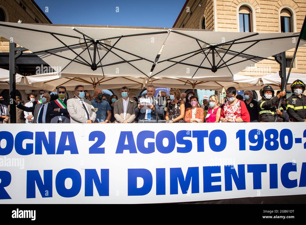 Bologna, ITALIA. 2 agosto 2021. 41° anniversario della cerimonia di commemorazione dei bombardamenti della stazione ferroviaria del 2 agosto 1980. Paolo Bolognesi Presidente dell'Associazione dei genitori delle vittime del massacro il 1980/08/02 alla stazione ferroviaria di Bologna partecipa alla cerimonia del ricordo. Credit: Massimiliano Donati/Alamy Live News Foto Stock