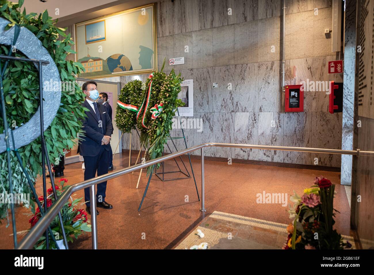 Bologna, ITALIA. 2 agosto 2021. 41° anniversario della cerimonia di commemorazione dei bombardamenti della stazione ferroviaria del 2 agosto 1980. L'ex primo ministro e l'attuale leader del movimento a 5 stelle Giuseppe Conte rende omaggio alle vittime del massacro visitando il luogo dove la bomba è esplosa il 2 agosto 1980. Credit: Massimiliano Donati/Alamy Live News Foto Stock