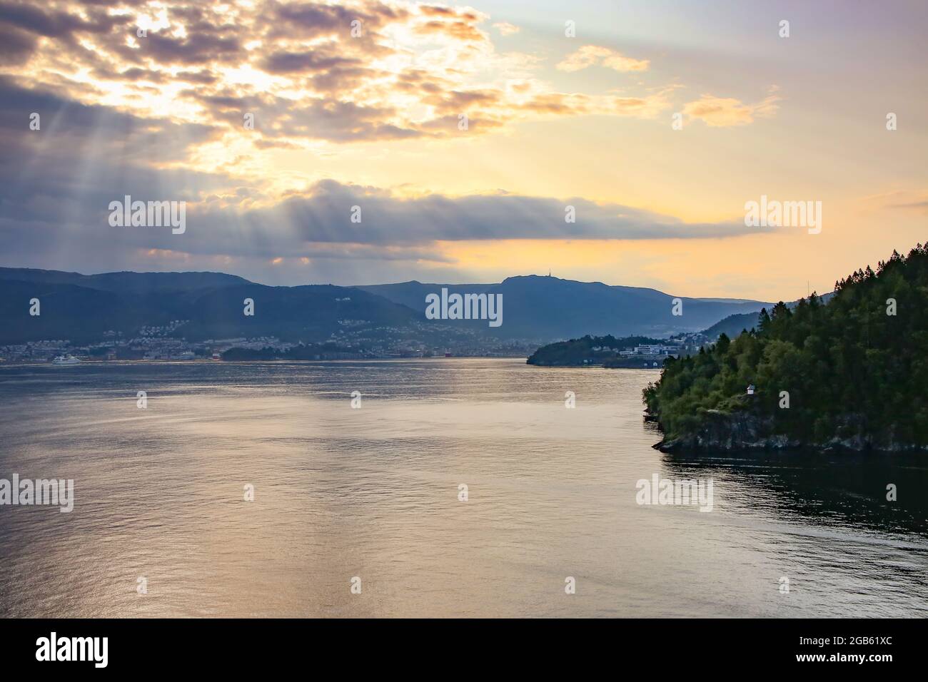 Bellissima alba sulla città di Bergen con il sole che splende sulle nuvole, Bergen, Norvegia, crociera sul Mar Baltico sul Mare del Nord. Foto Stock