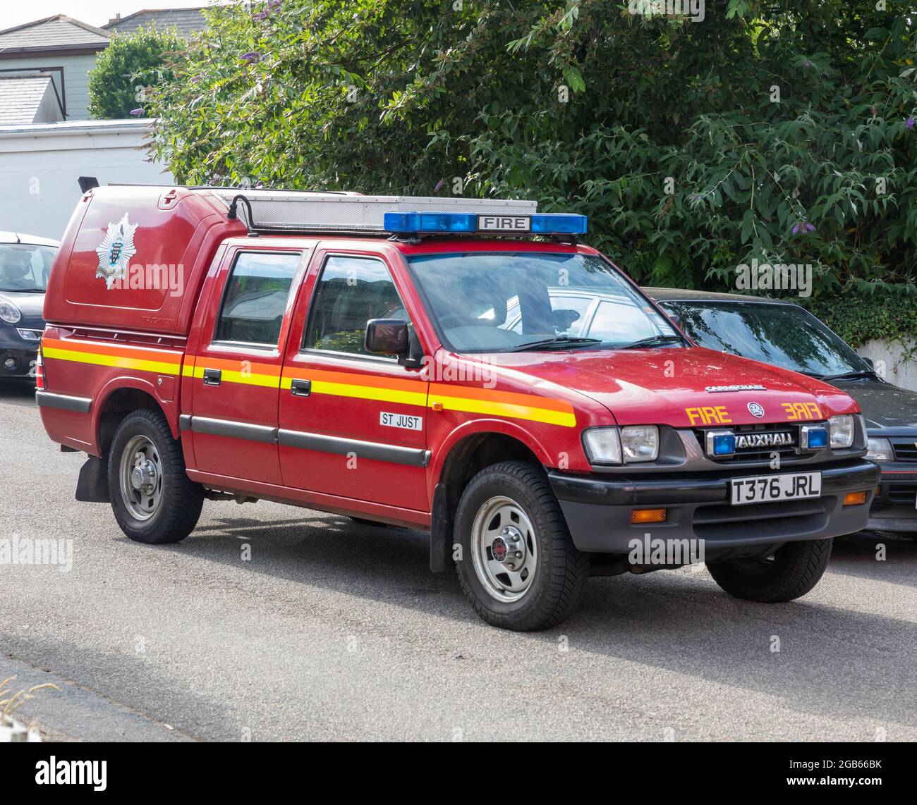 Camborne, Cornovaglia, Regno Unito, 2 agosto 2021, unità di supporto operativo partecipa a un grande incendio fattoria a Camborne, Cornovaglia a fine pomeriggio. Quattro pompe hanno partecipato e il fuoco è ancora in fase di spegnimento.Credit: Keith Larby/Alamy Live News Foto Stock