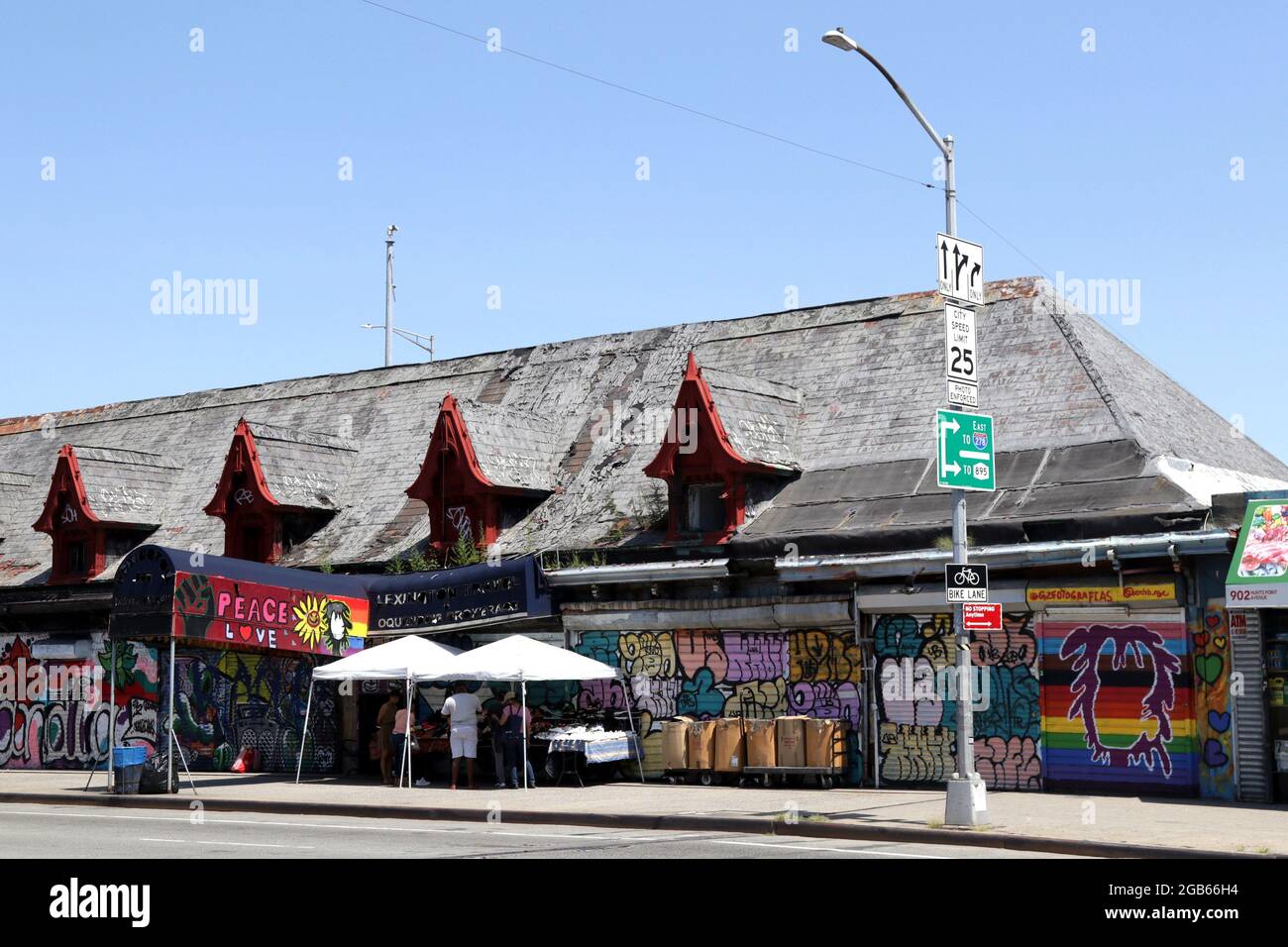 La stazione ferroviaria è stata disutilizzata a causa del ritorno, New York, NY USA Foto Stock