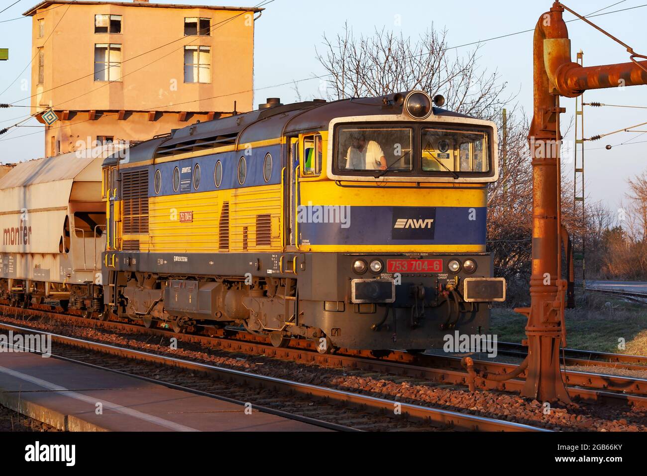 Lepseny, Ungheria - 12 marzo 2012: Trasporto ferroviario internazionale. Carro ferroviario per il trasporto merci alla stazione ferroviaria. Trasporto e spedizione globale. Foto Stock