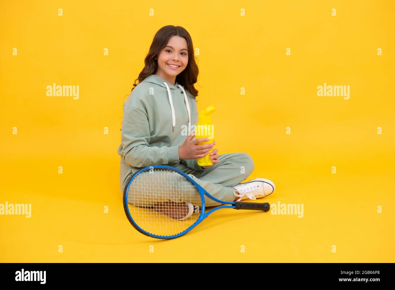 la ragazza si rilassa dopo l'allenamento sportivo. è dedicata al fitness. tennista o badminton. Foto Stock