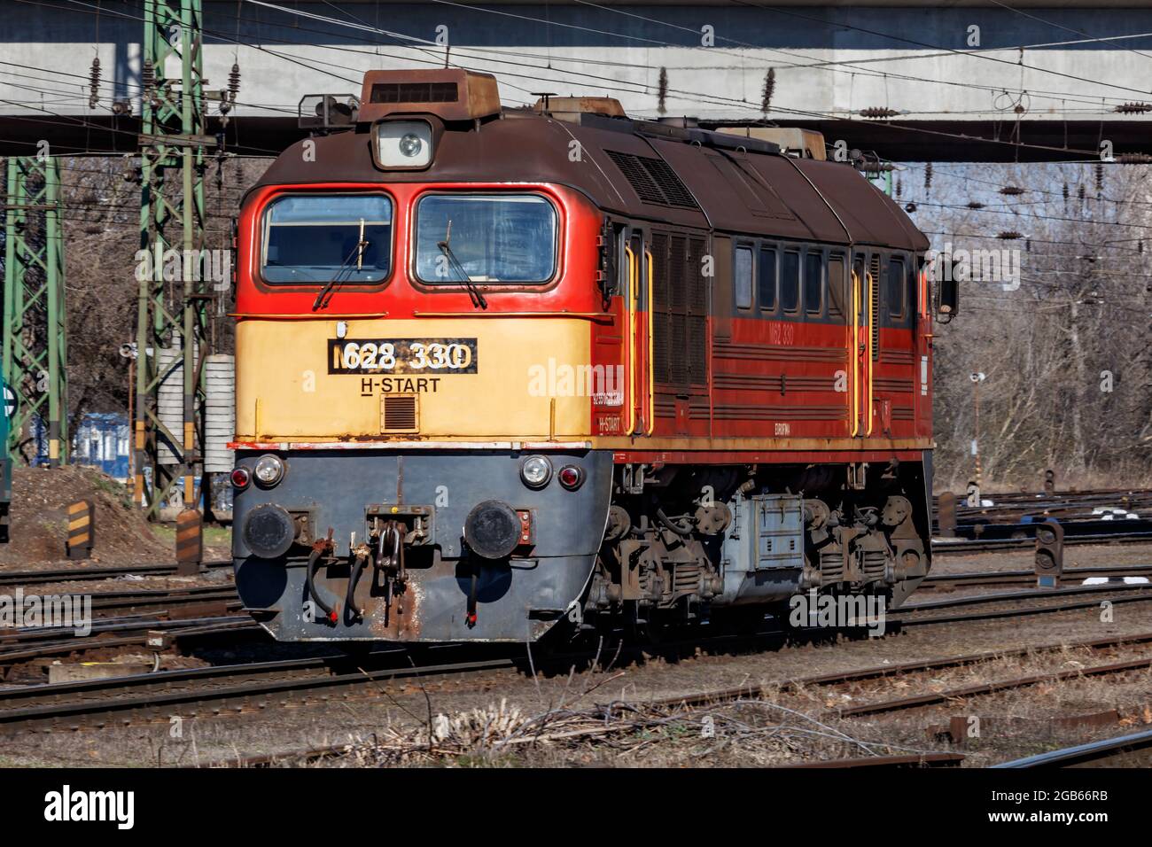 Budapest, Ungheria - 6 marzo 2021: Treno locomotiva alla stazione ferroviaria. Trasporto internazionale. Trasporto globale. Trasporto del carico. Indust ferrovie Foto Stock