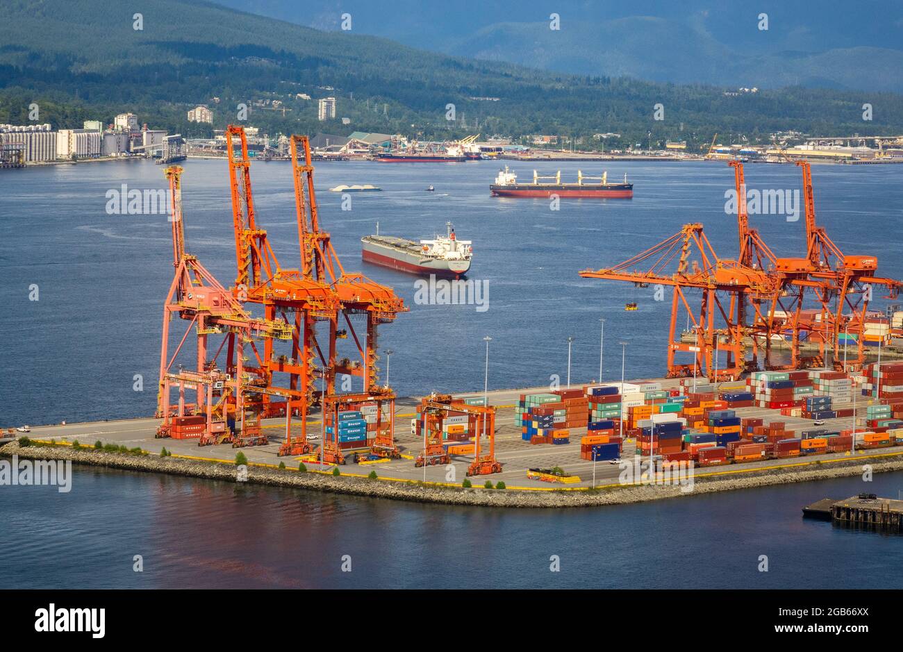 Grandi gru di gantry Caricamento scarico di container di trasporto marittimo a Vancouver Porto British Columbia Canada più grande porto Foto Stock