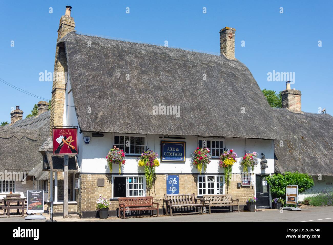 Thatched Ax & Compass Pub, High Street, Hemingford Abbots, Cambridgeshire, Inghilterra, Regno Unito Foto Stock