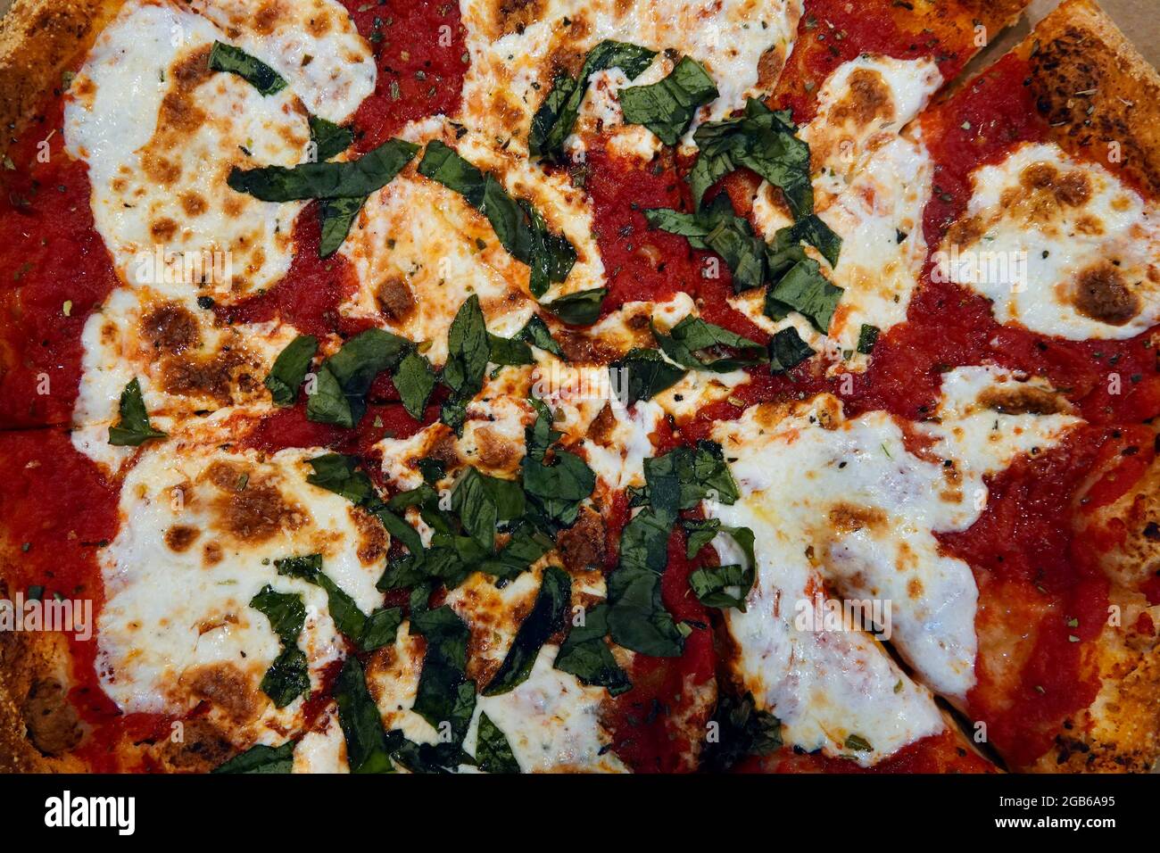 Primo piano di una pizza con mozzarella. Foto Stock