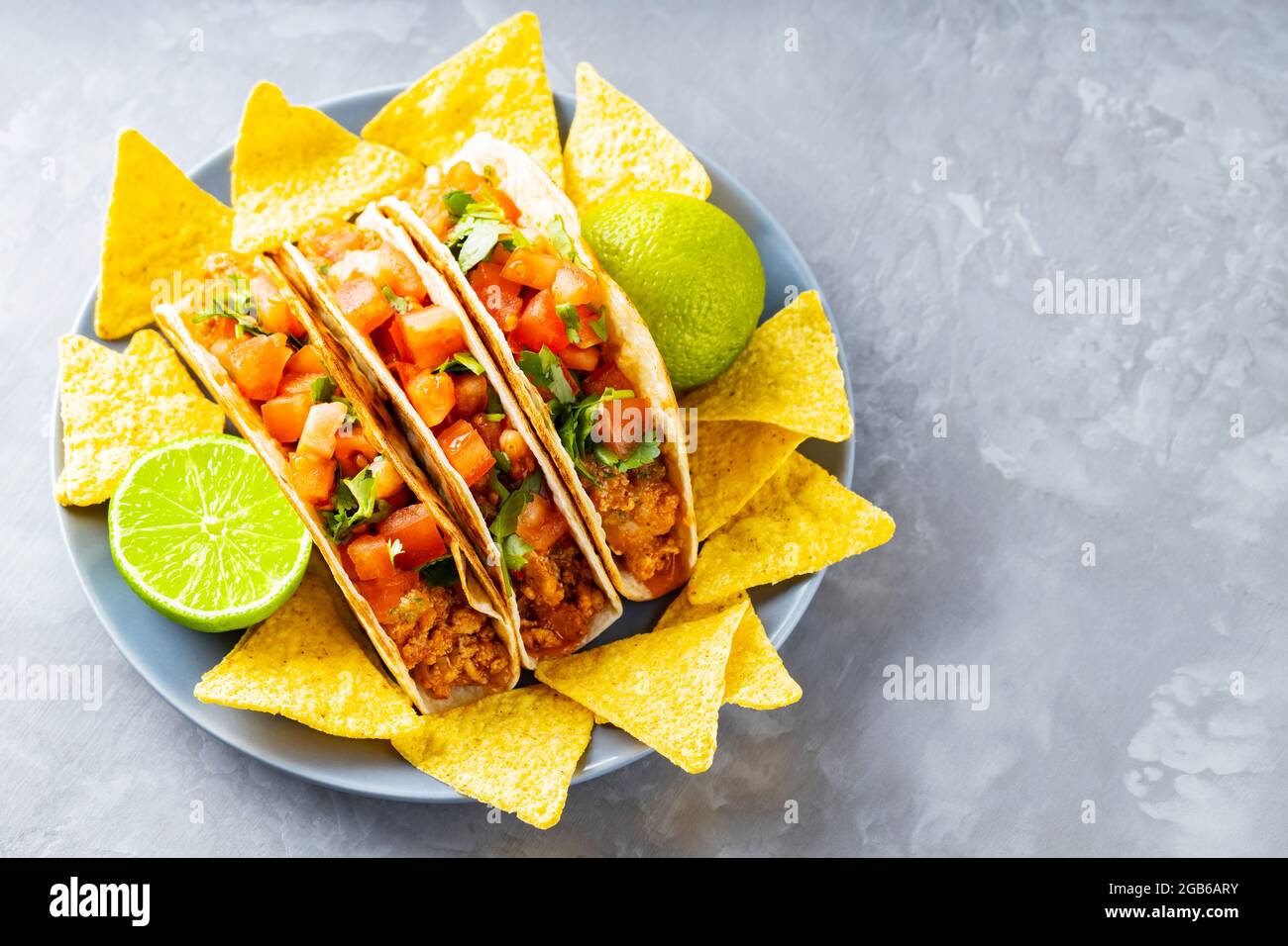 Tacos messicani e nacho chip su un piatto. Taco e tortilla chip su sfondo  grigio. Cucina ispanica messicana. Spazio di copia. Disposizione piatta  Foto stock - Alamy