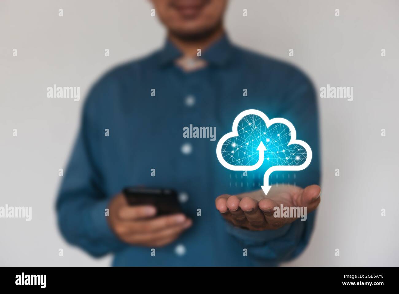 Uomo d'affari che possiede un'icona dati cloud con dati di applicazione icon.Computing in rete con icone luminose e multimediali. Assicurazione Business computer Securerit Foto Stock