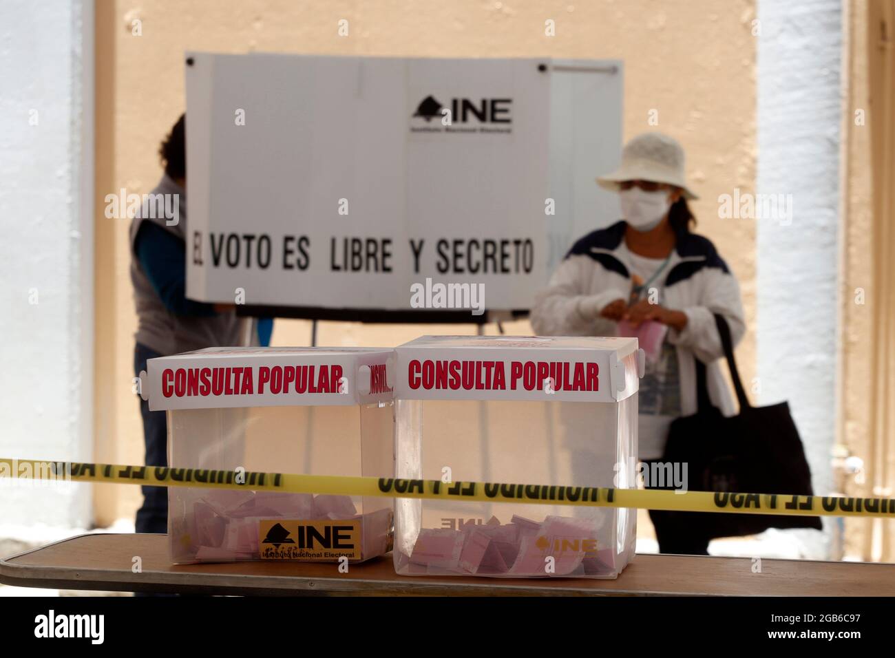 Città del Messico, Messico. 01 agosto 2021. Città del Messico, Messico, 1 agosto 2021: Una persona disinfetta la scheda elettorale, durante la 'consultazione popolare del 2021' con motivo di consultare i cittadini se gli ex Presidenti del Messico sono sottoposti ad un processo di chiarificazione delle decisioni politiche prese durante il loro governo. Credit: Luis Barron/ Credit: Eyepix Group/Alamy Live News Foto Stock