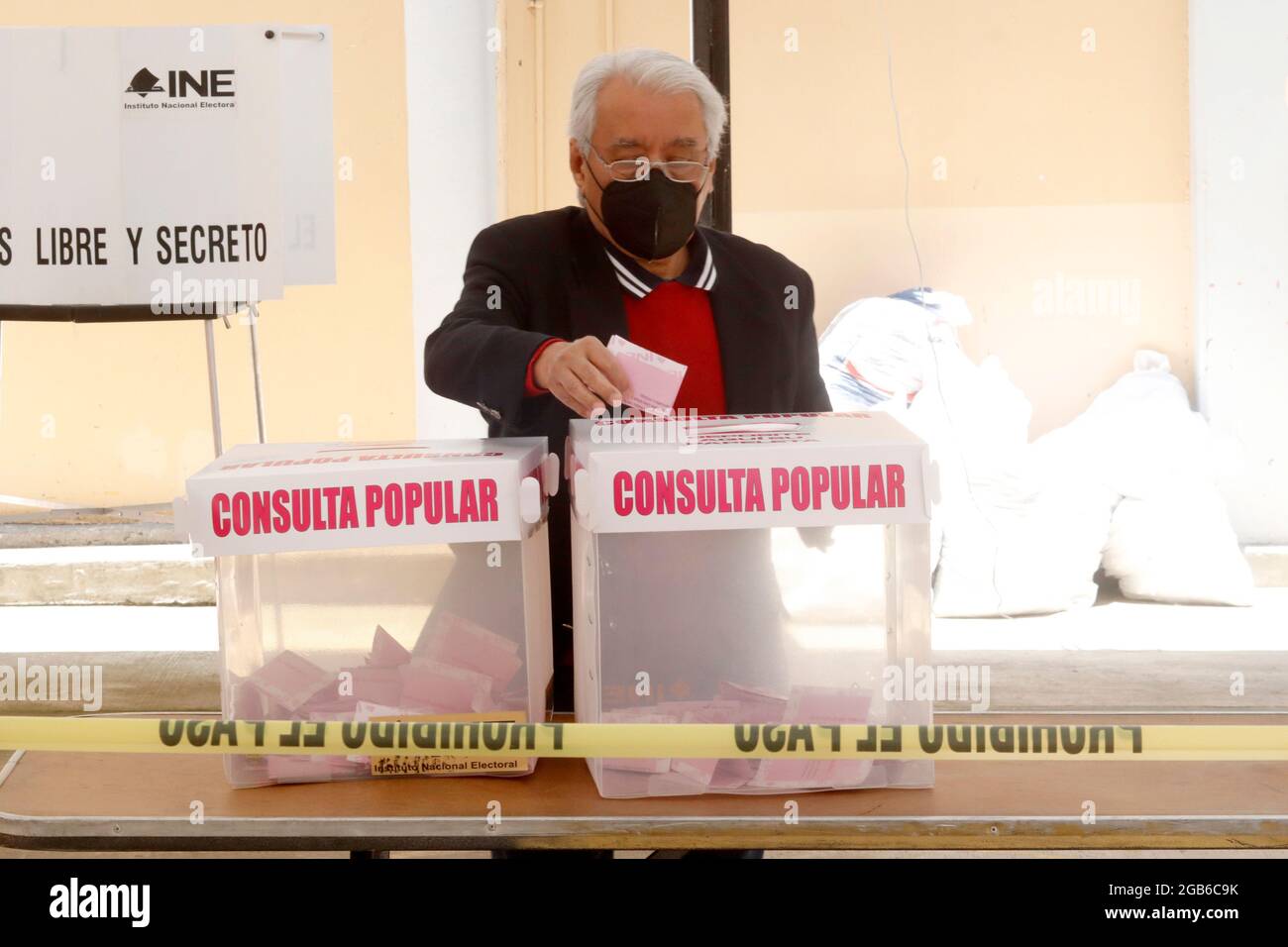 Città del Messico, Messico. 01 agosto 2021. Città del Messico, Messico, 1 agosto 2021: Una persona disinfetta la scheda elettorale, durante la 'consultazione popolare del 2021' con motivo di consultare i cittadini se gli ex Presidenti del Messico sono sottoposti ad un processo di chiarificazione delle decisioni politiche prese durante il loro governo. Credit: Luis Barron/ Credit: Eyepix Group/Alamy Live News Foto Stock