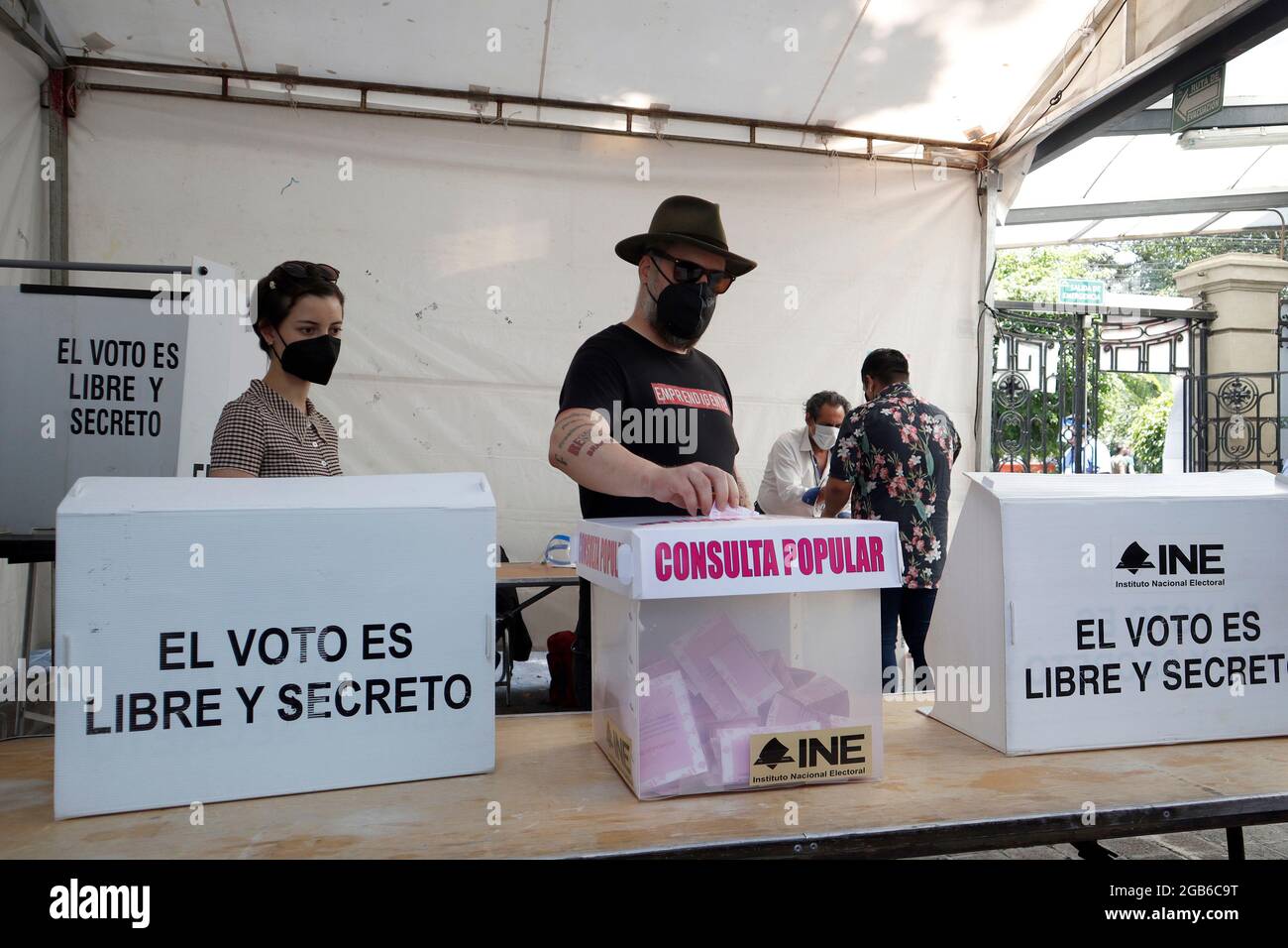 Città del Messico, Messico. 01 agosto 2021. Città del Messico, Messico, 1 agosto 2021: Una persona disinfetta la scheda elettorale, durante la 'consultazione popolare del 2021' con motivo di consultare i cittadini se gli ex Presidenti del Messico sono sottoposti ad un processo di chiarificazione delle decisioni politiche prese durante il loro governo. Credit: Luis Barron/ Credit: Eyepix Group/Alamy Live News Foto Stock