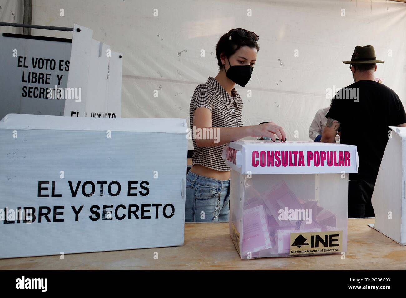 Città del Messico, Messico. 01 agosto 2021. Città del Messico, Messico, 1 agosto 2021: Una persona disinfetta la scheda elettorale, durante la 'consultazione popolare del 2021' con motivo di consultare i cittadini se gli ex Presidenti del Messico sono sottoposti ad un processo di chiarificazione delle decisioni politiche prese durante il loro governo. Credit: Luis Barron/ Credit: Eyepix Group/Alamy Live News Foto Stock