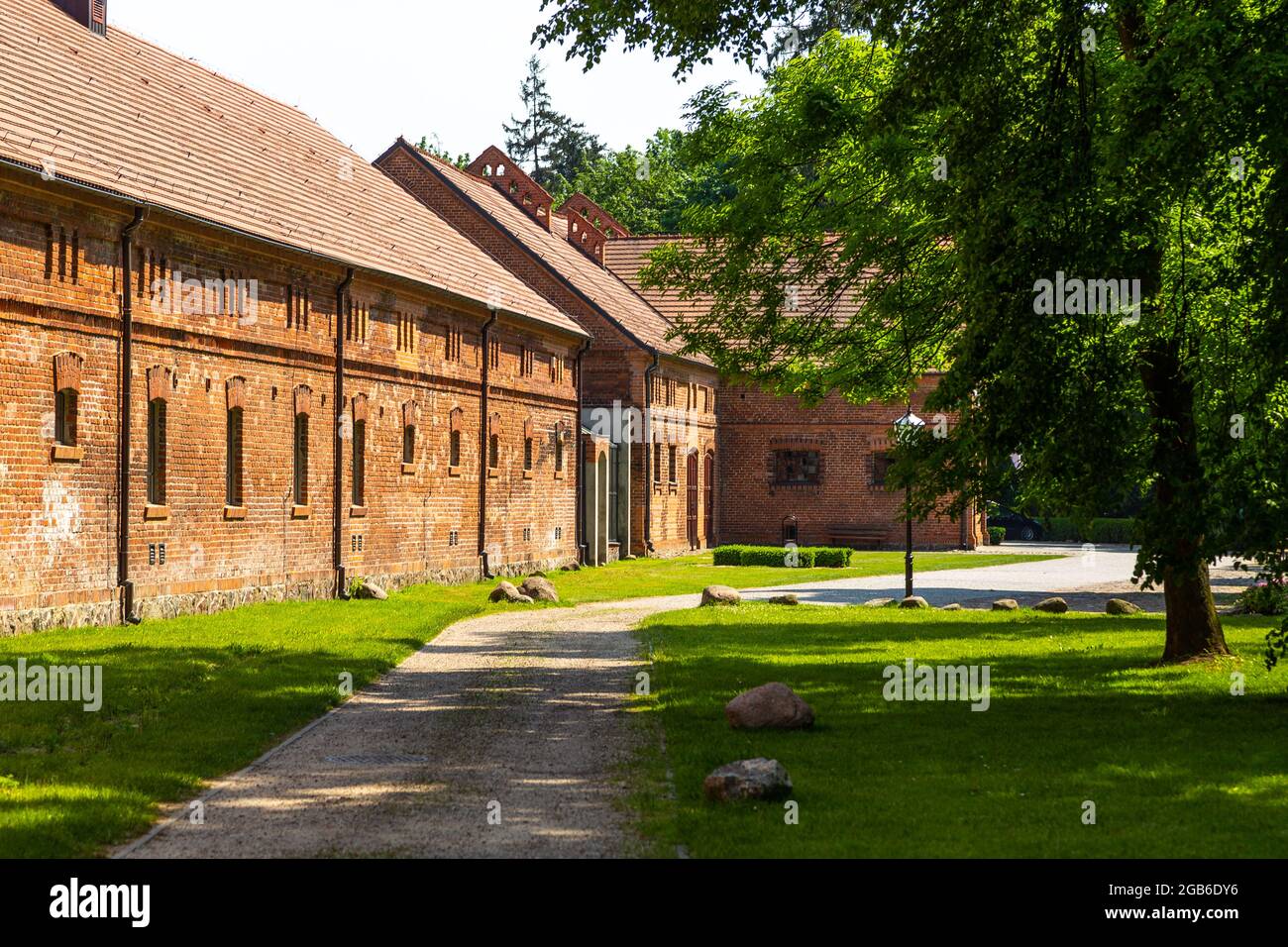 La costruzione del Museo forestale. Vecchio mattone rosso, ex edificio agricolo del castello di Goluchow. Goluchow, Grande Polonia. Foto Stock