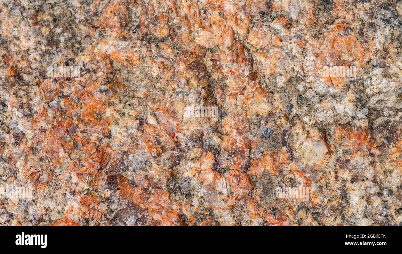 Sfondo di granito. Consistenza di pietra di granito marrone. Superficie in pietra resistente alle intemperie. Spazio di copia Foto Stock