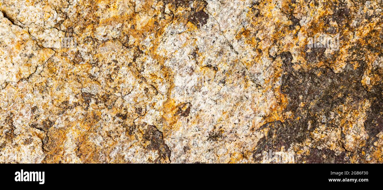 Sfondo di granito. Consistenza di pietra di granito marrone. Superficie in pietra resistente alle intemperie. Spazio di copia Foto Stock