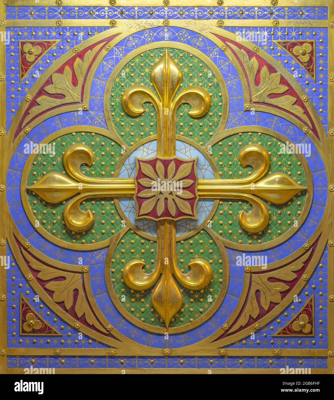 VIENNA, AUSTIRA - JUNI 17, 2021: La decorazione simbolica della croce e del giglio nella chiesa Marienkirche dalla fine del 19. Sec. Foto Stock