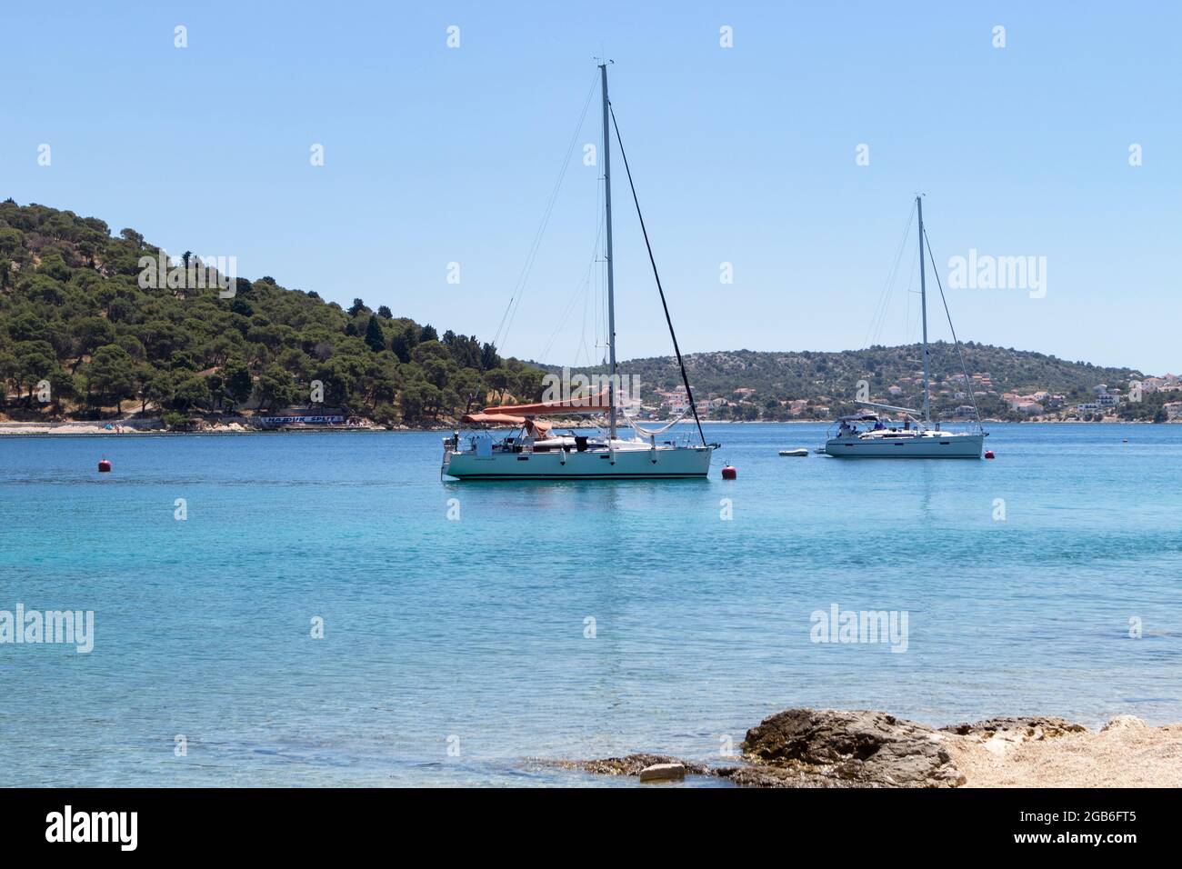 Rogoznica, Croazia-06 luglio 2021: Barche a vela ancorate nella splendida baia turchese e poco profonda di Rogoznica, Croazia, popolare turista e nautica Foto Stock
