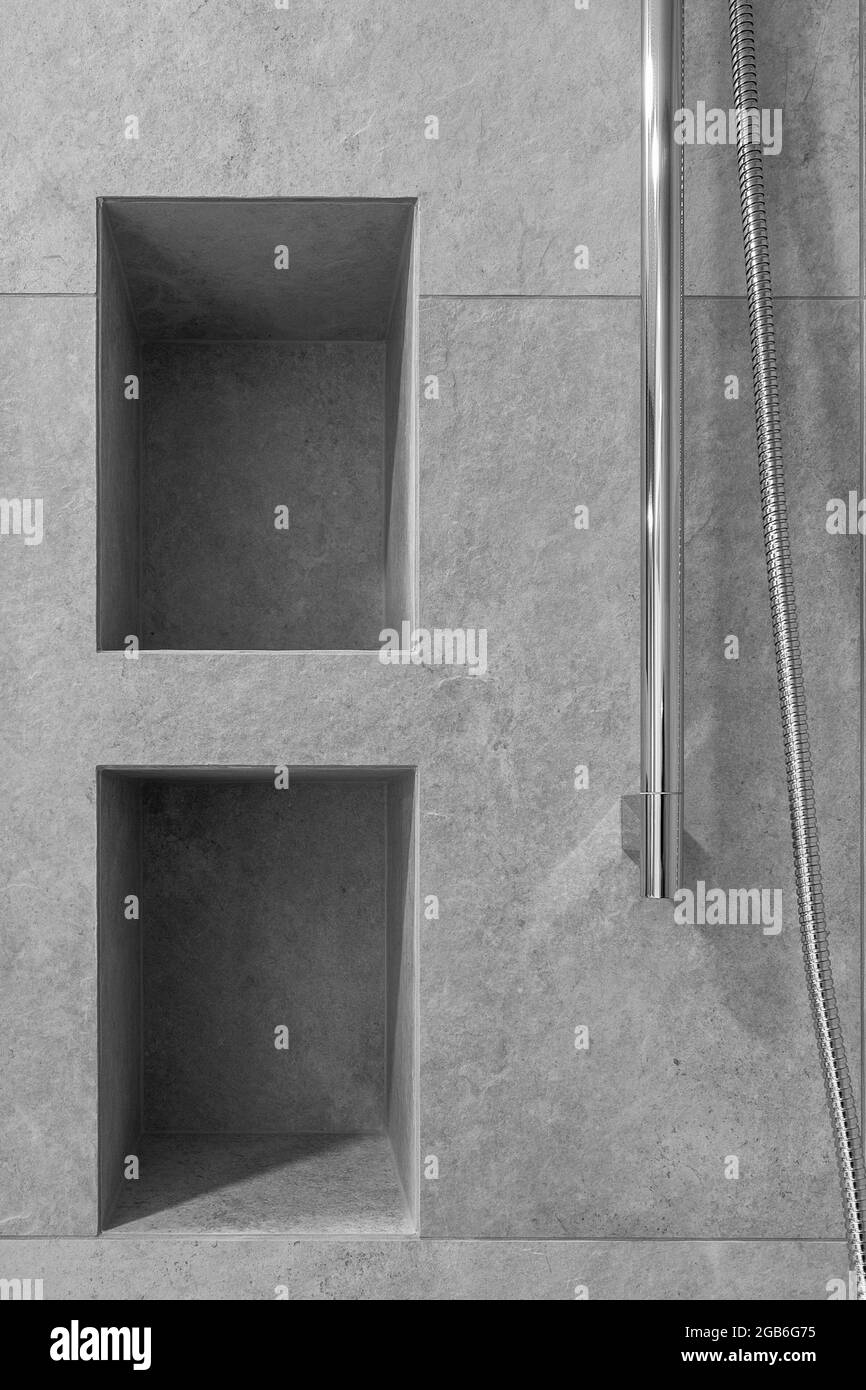 Interni moderni e minimalisti con piastrelle in pietra grigia e pareti in legno Foto Stock