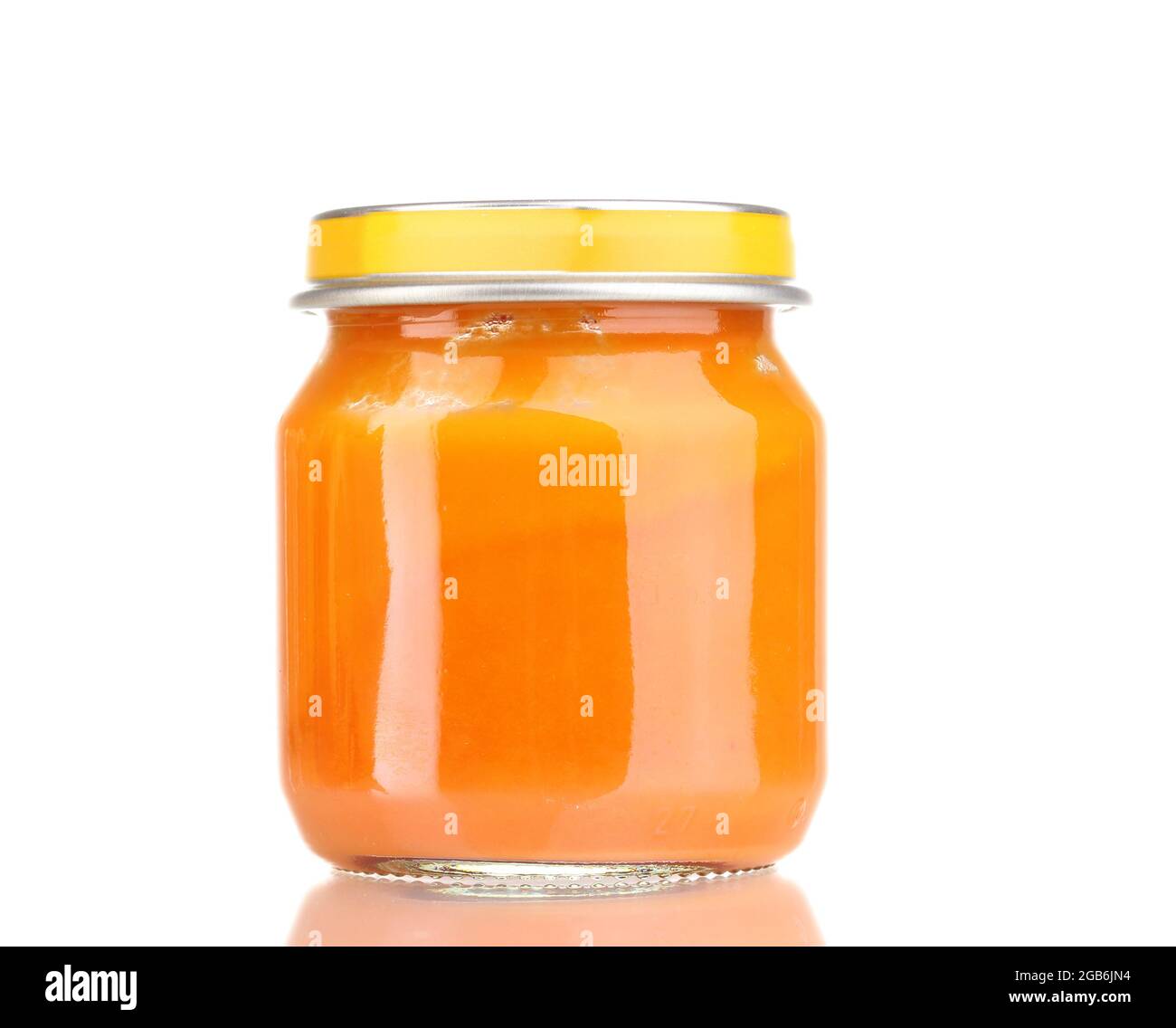 Alimenti per bambini: Jar con purea di frutta isolato su sfondo bianco Foto  stock - Alamy