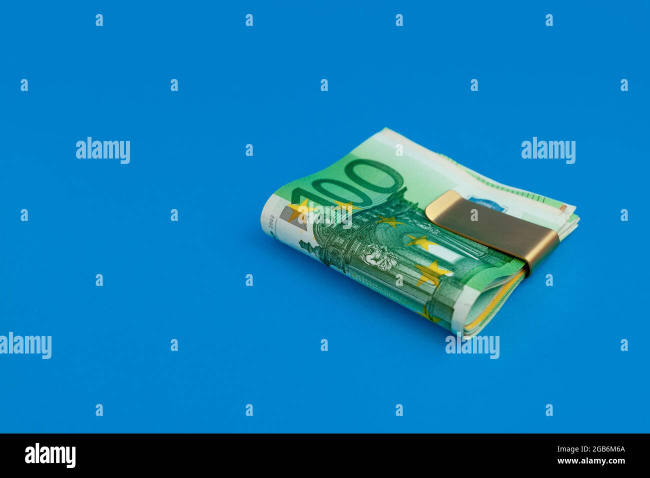 Clip con banconote in euro su sfondo blu Foto Stock
