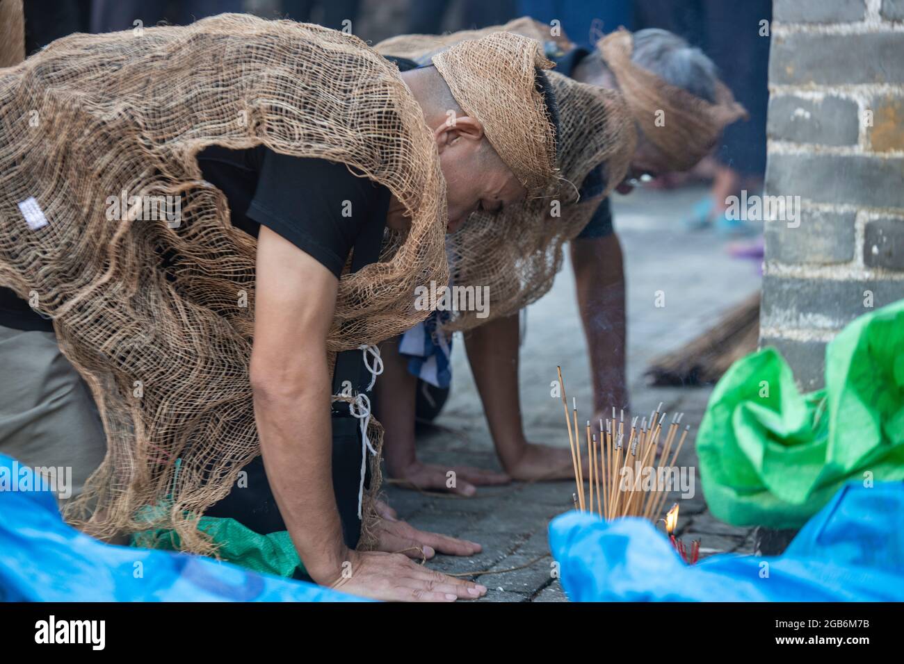 Lutto a un funerale in un villaggio rurale in Cina Foto Stock