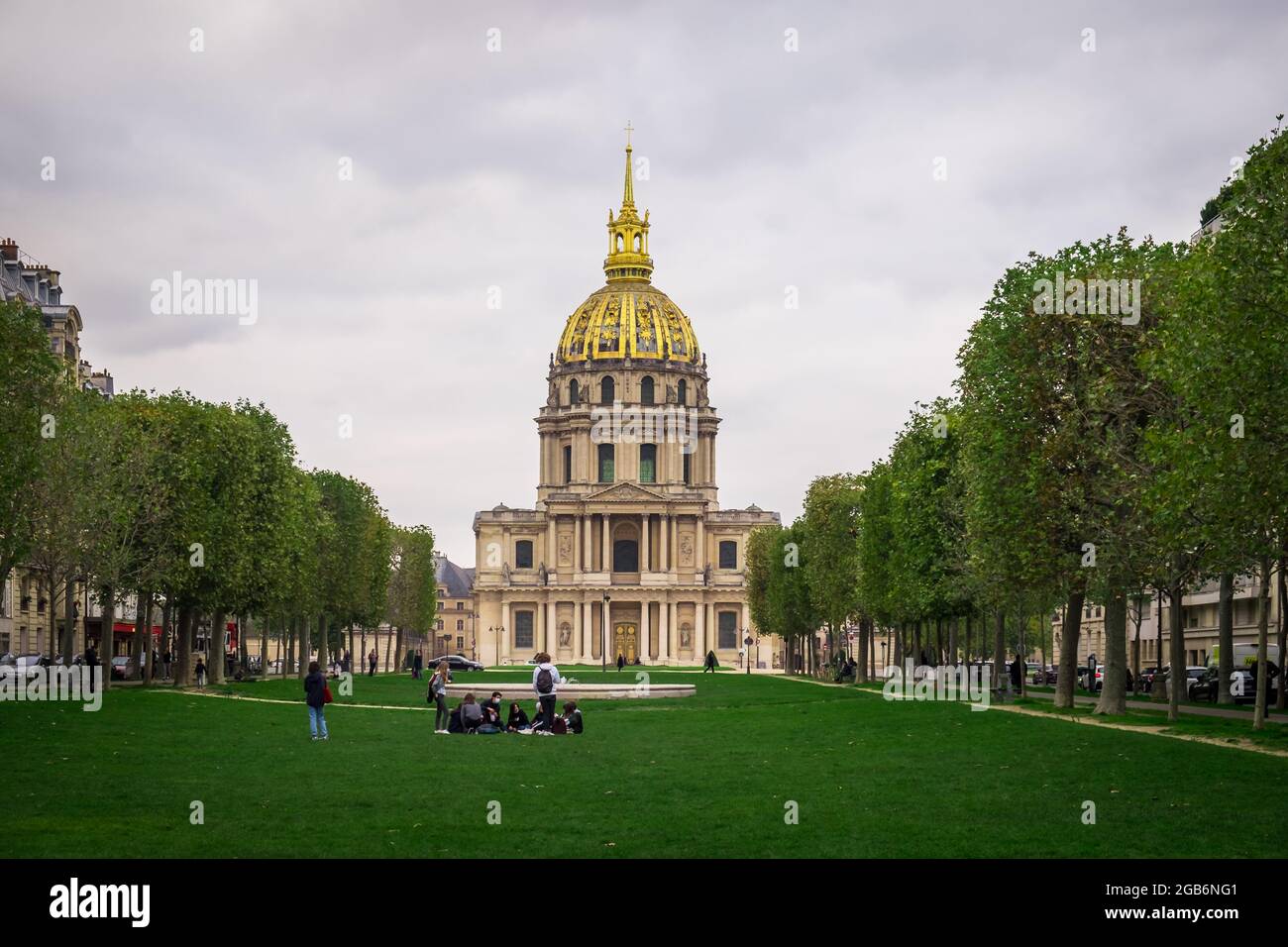 Parigi, Francia, Febbraio 2020, giovani su un prato di fronte alla cupola degli Invalides nel 7 ° distretto della capitale Foto Stock