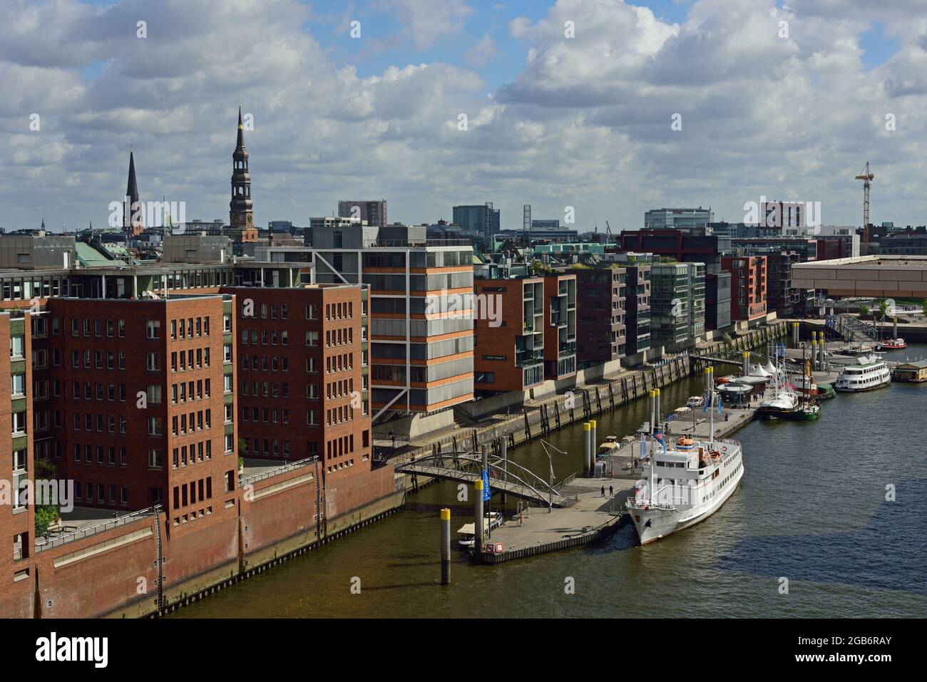 Geografia / viaggio, Germania, Amburgo, HafenCity, Sandtorhafen, porto di navi da commercio, INFORMAZIONI-DIRITTI-AGGIUNTIVI-DI-LIQUIDAZIONE-NON-DISPONIBILI Foto Stock