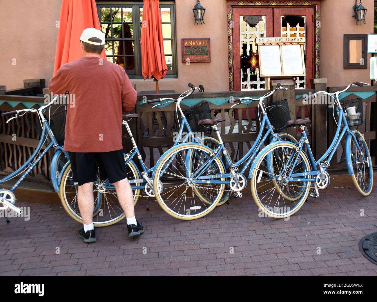 Biciclette di fronte a un hotel di lusso a Santa Fe, New Mexico, disponibili gratuitamente per gli ospiti dell'hotel. Foto Stock